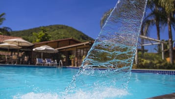 Piscine extérieure, parasols de plage, chaises longues