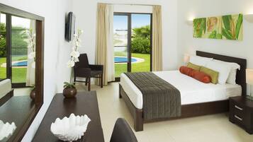 Villa, 4 habitaciones, alberca privada | Caja de seguridad en la habitación, escritorio y cortinas blackout