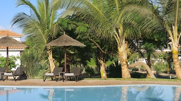 4 Außenpools, Cabañas (gegen Gebühr), Sonnenschirme