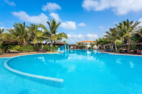 4 utendørsbassenger, bassengtelt (mot betaling) og bassengparasoller