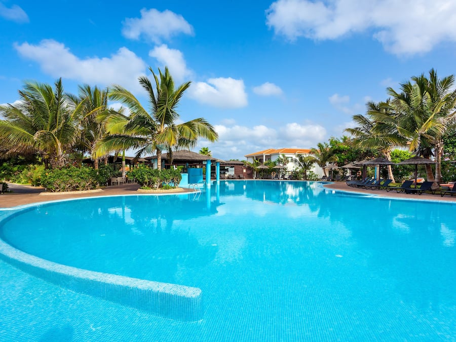 4 piscinas externas, barracas, guarda-sóis