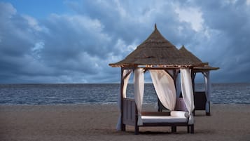 Am Strand, weißer Sandstrand, Cabañas (gegen Gebühr), Liegestühle