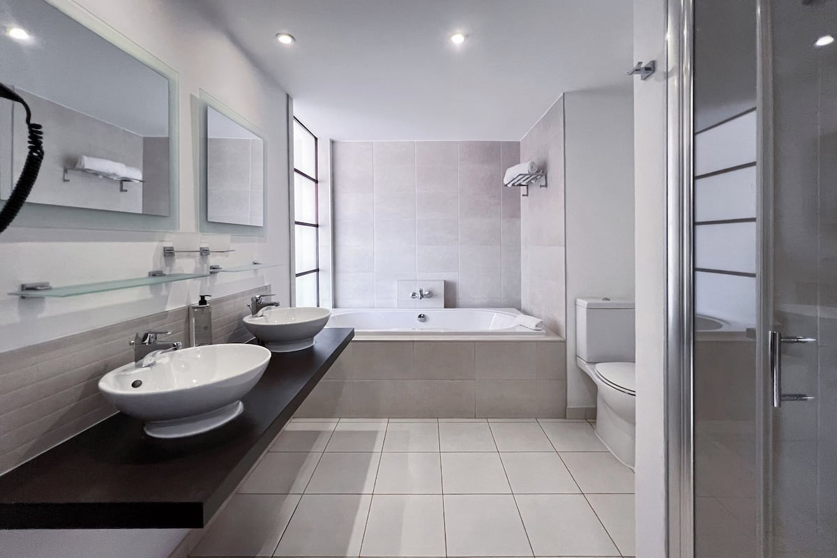 deluxe room | bathroom | separate bathtub and shower, free toiletries, hair dryer, bidet