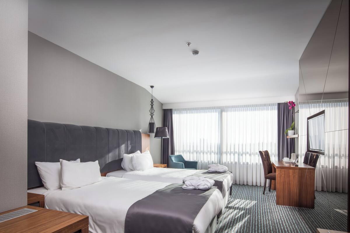Deluxe Room, Sea View | Premium bedding, minibar, in-room safe, desk