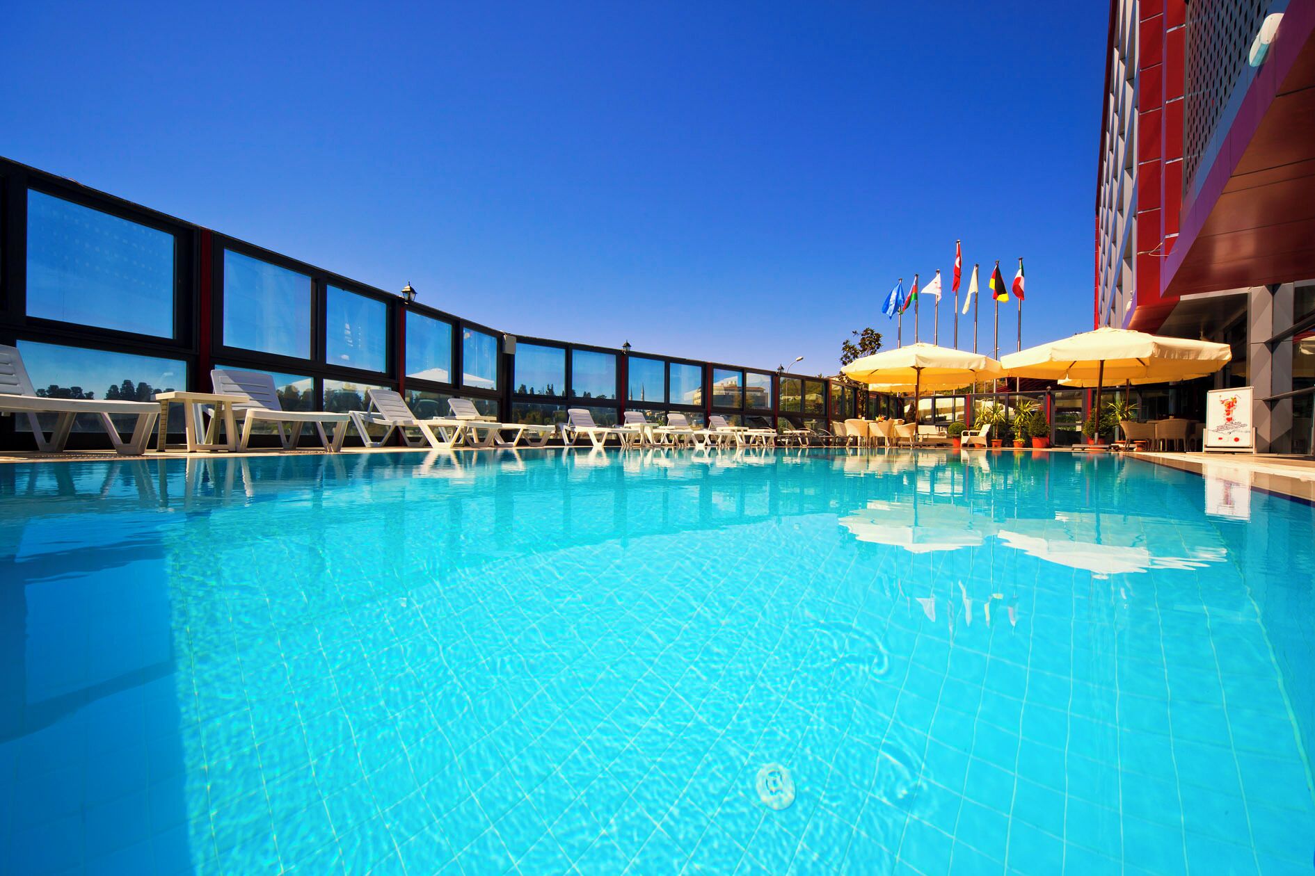 Piscine extérieure (ouverte en saison), cabanons gratuits