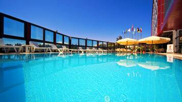 Piscine extérieure (ouverte en saison), cabanons gratuits