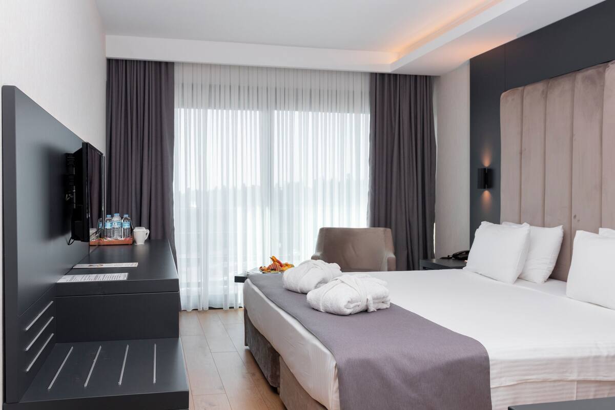 Family Suite, City View | Premium bedding, minibar, in-room safe, desk