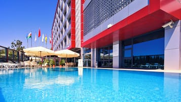Piscine extérieure (ouverte en saison), cabanons gratuits