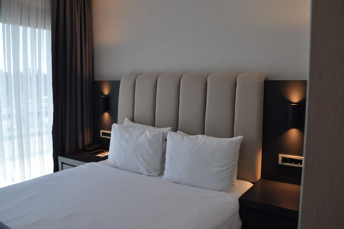 Premium bedding, in-room safe, desk, soundproofing