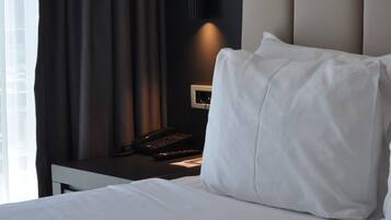 Luxe beddengoed, een kluis op de kamer, een bureau, geluiddichte muren