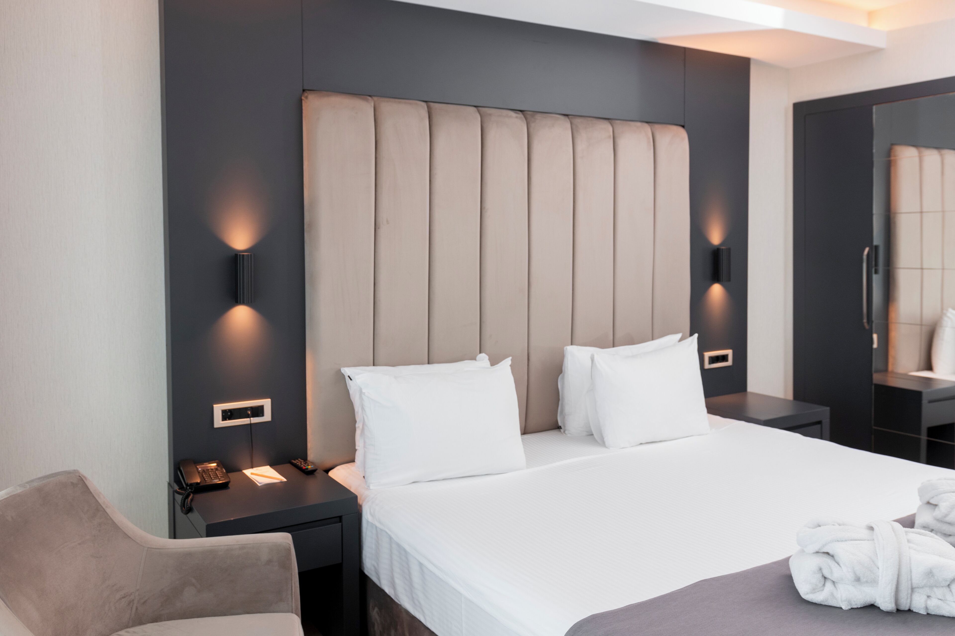 Suite Keluarga, pemandangan kota | Seprai premium, minibar, brankas, dan meja kerja