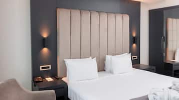 Suite Keluarga, pemandangan kota | Seprai premium, minibar, brankas, dan meja kerja