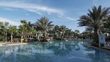 8 piscinas al aire libre, camas de piscina con cargo, sombrillas