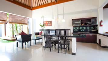 Vila luxo, 2 quartos, piscina particular | Cozinha privada | Geladeira grande, cafeteira/chaleira