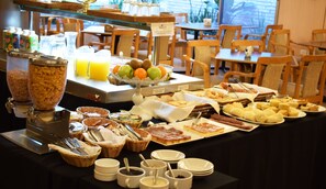 A buffet with various food items, including fruits, pastries, and cereals. - Hotel Solans Republica (Rosario)