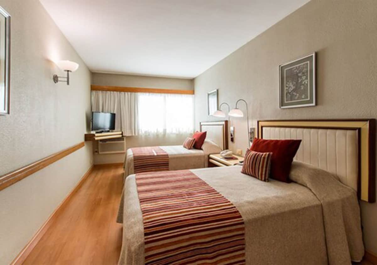 Habitación ejecutiva, varias camas | Caja fuerte, escritorio, cortinas opacas y sistema de insonorización