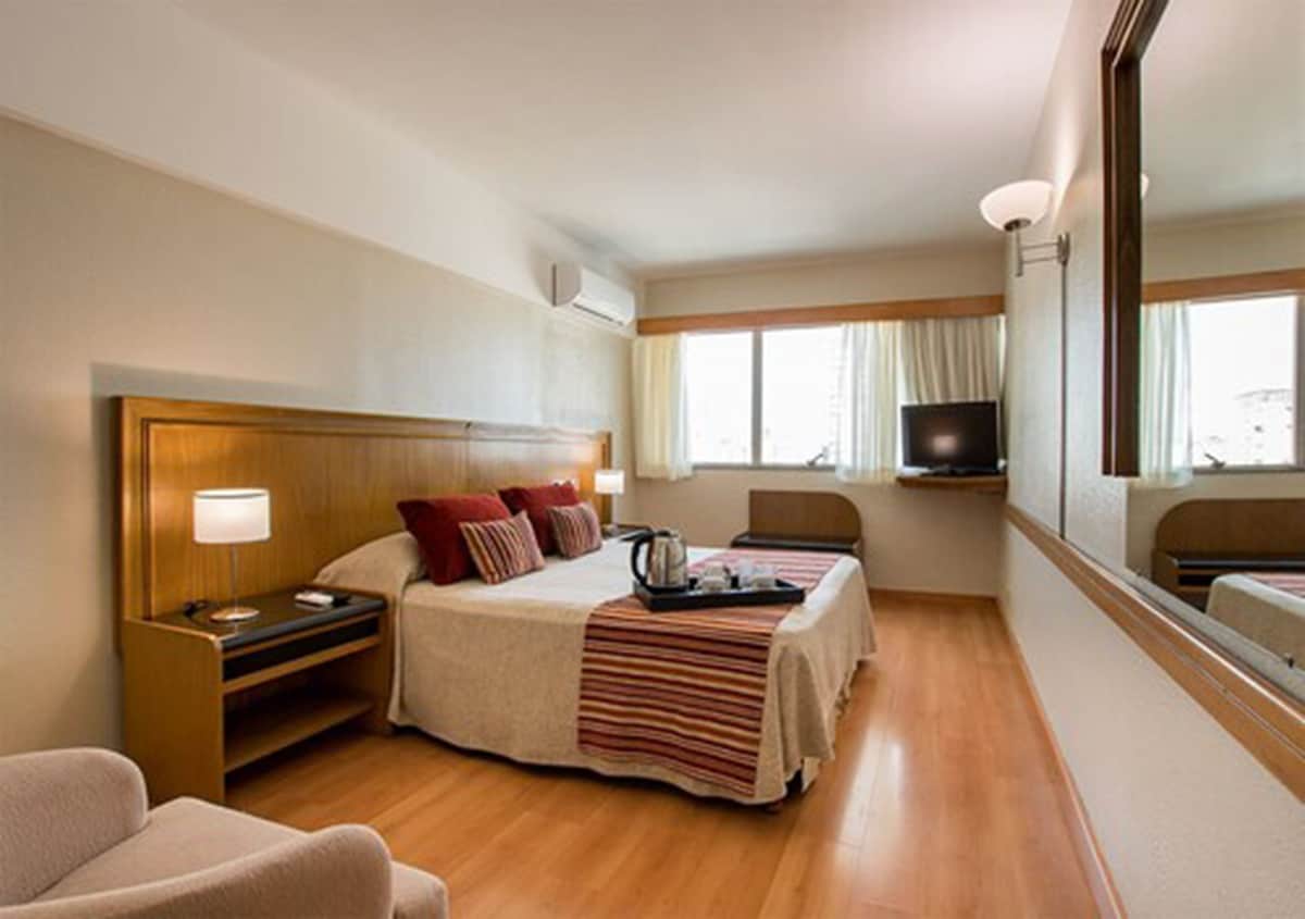 Habitación ejecutiva, 1 cama doble | Caja fuerte, escritorio, cortinas opacas y sistema de insonorización