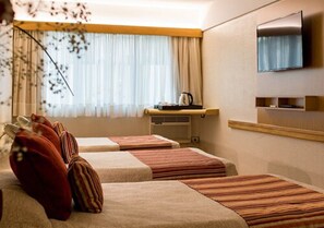 Executive Room, Multiple Beds | In-room safe, desk, blackout drapes, soundproofing - Hotel Solans Republica (Rosario)