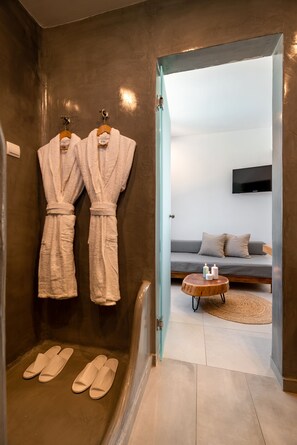 Junior Double or Twin Room | Bathroom | Shower, rainfall showerhead, hair dryer, towels - Hotel Kalisperis (Santorini)