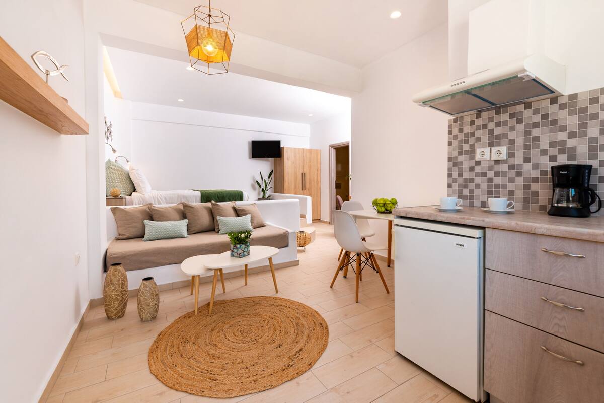 deluxe room | in-room safe, laptop workspace, iron/ironing board, free wifi