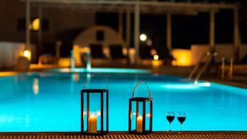 Piscine extérieure, parasols de plage, chaises longues