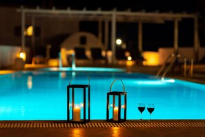 Outdoor pool, pool umbrellas, pool loungers - Hotel Kalisperis (Santorini)