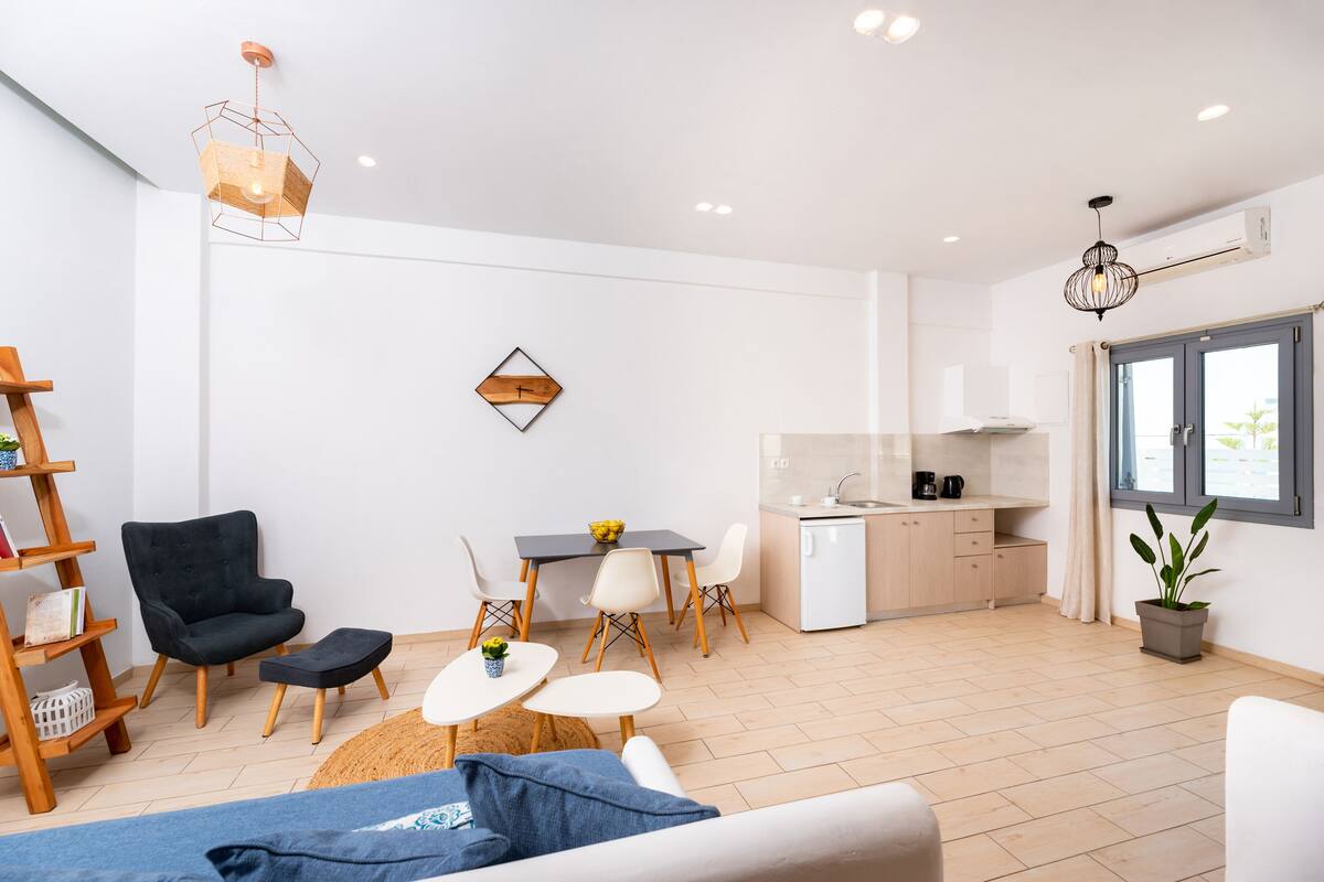 deluxe room | in-room safe, laptop workspace, iron/ironing board, free wifi