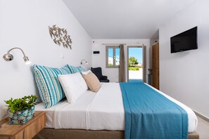 Pool View room with outdoor Jacuzzi | Zimmersafe, laptopgeeigneter Arbeitsplatz, Bügeleisen/Bügelbrett