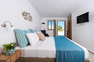 Pool View room with outdoor Jacuzzi | Caja fuerte y espacio para trabajar con un portátil