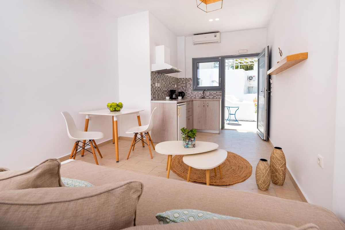 deluxe room | in-room safe, laptop workspace, iron/ironing board, free wifi