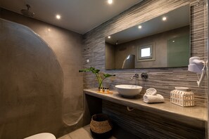 Shower, rainfall showerhead, hair dryer, towels - Hotel Kalisperis (Santorini)