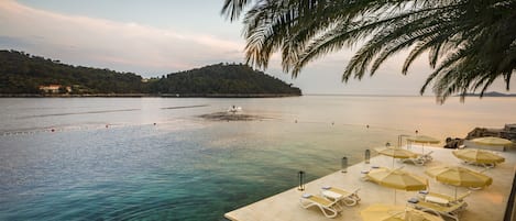 På stranden, solstolar, parasoller och strandhanddukar