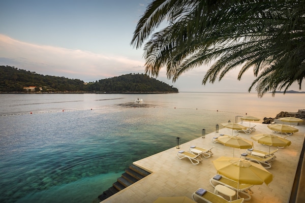 En la playa, camastros, sombrillas y toallas de playa