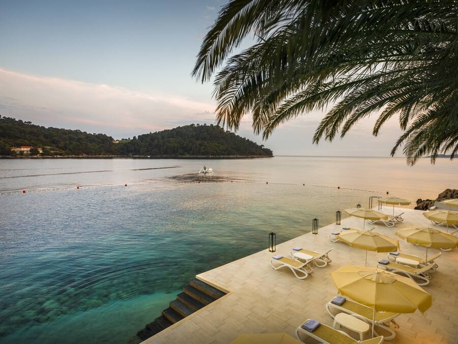 Plage, chaises longues, parasols, serviettes de plage