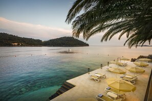 On the beach, sun-loungers, beach umbrellas, beach towels - Aminess Lume Hotel (Smokvica)