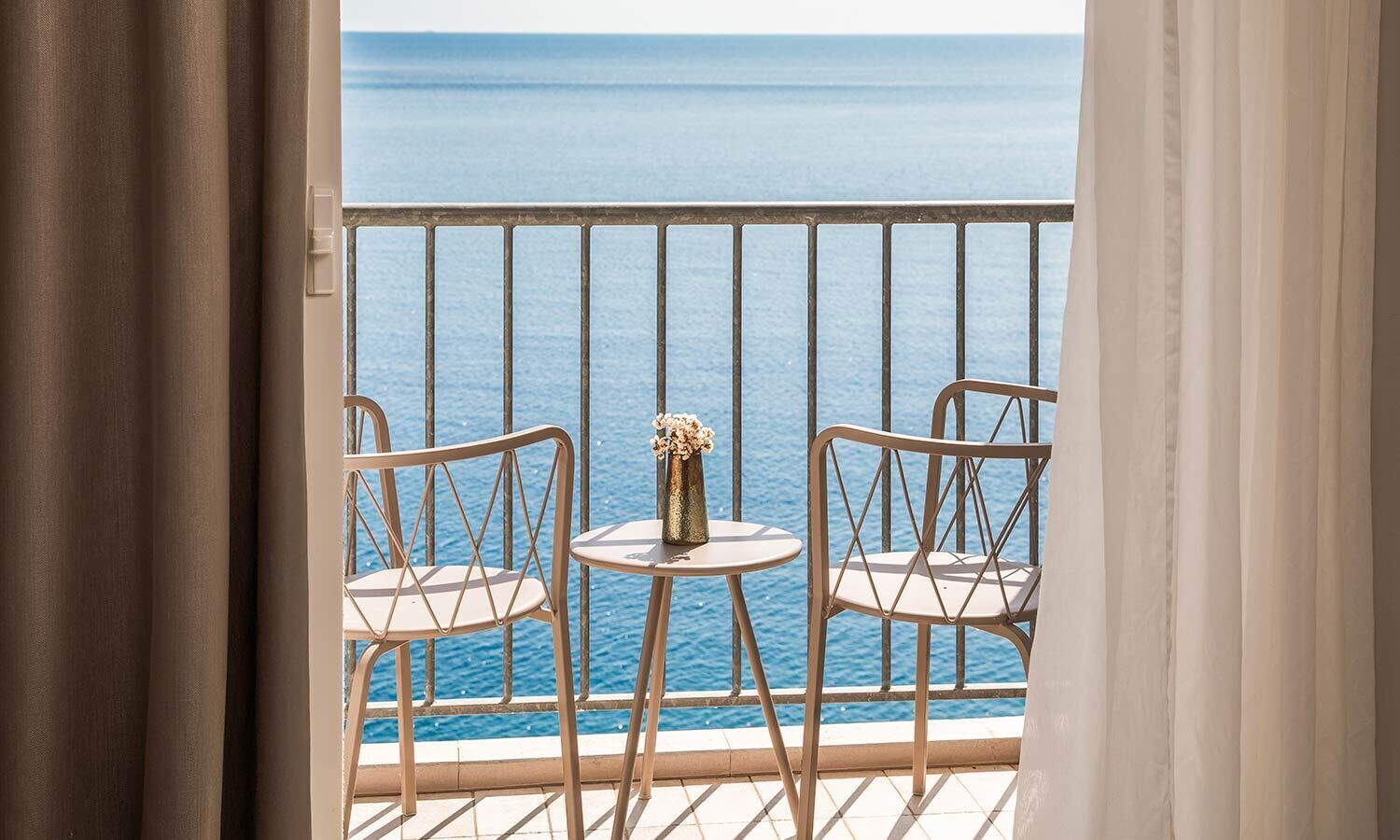 Superior double room with seaside balcony | Allergikerbettwaren, Minibar, Zimmersafe, Schreibtisch