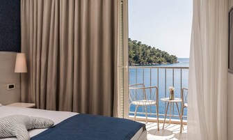 Superior double room with seaside balcony | 防过敏的被褥、迷你吧、客房内保险箱、办公桌