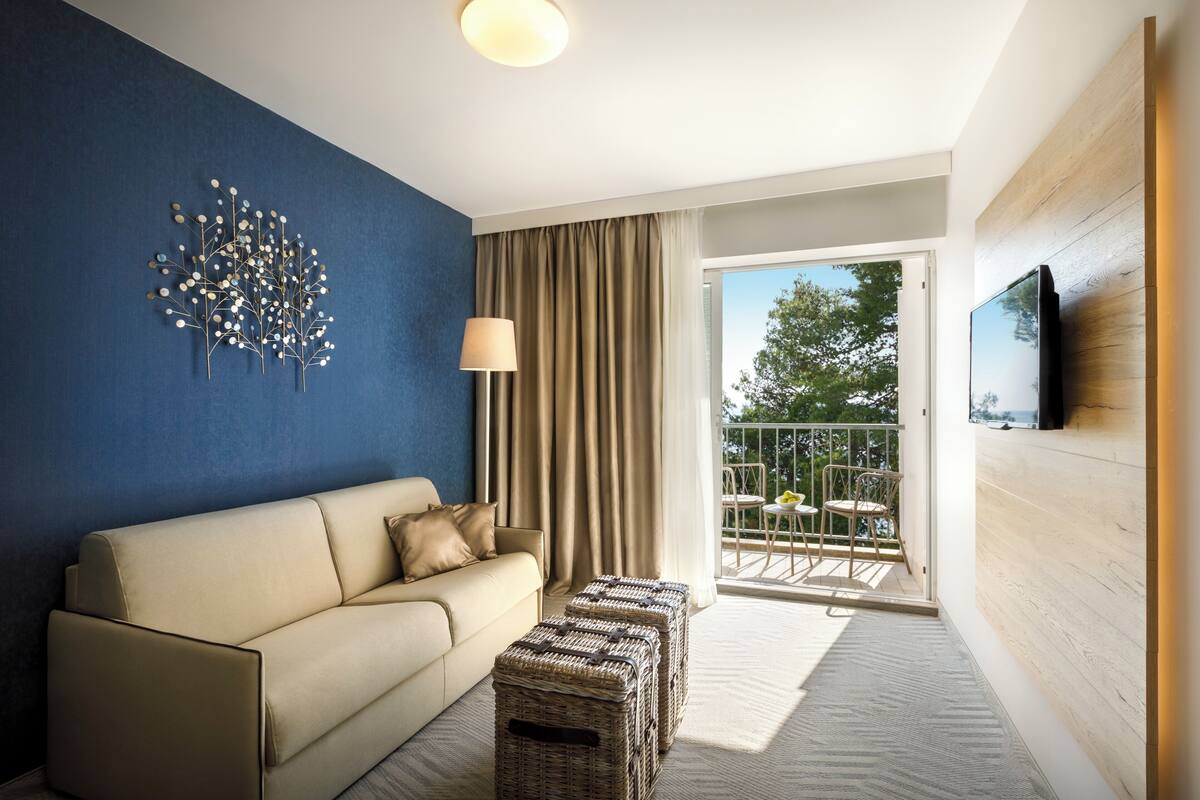 junior suite with seaside balcony | living area | tv