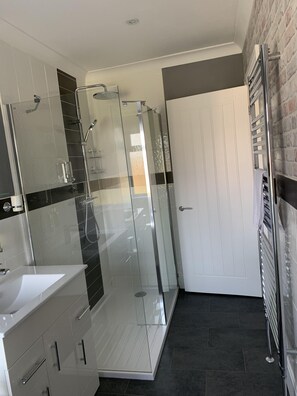 Habitación superior con 1 cama doble o 2 individuales, baño privado | Baño