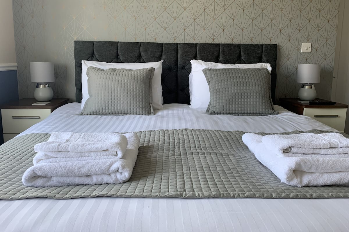 Chambre supérieure double ou avec lits jumeaux, salle de bain attenante