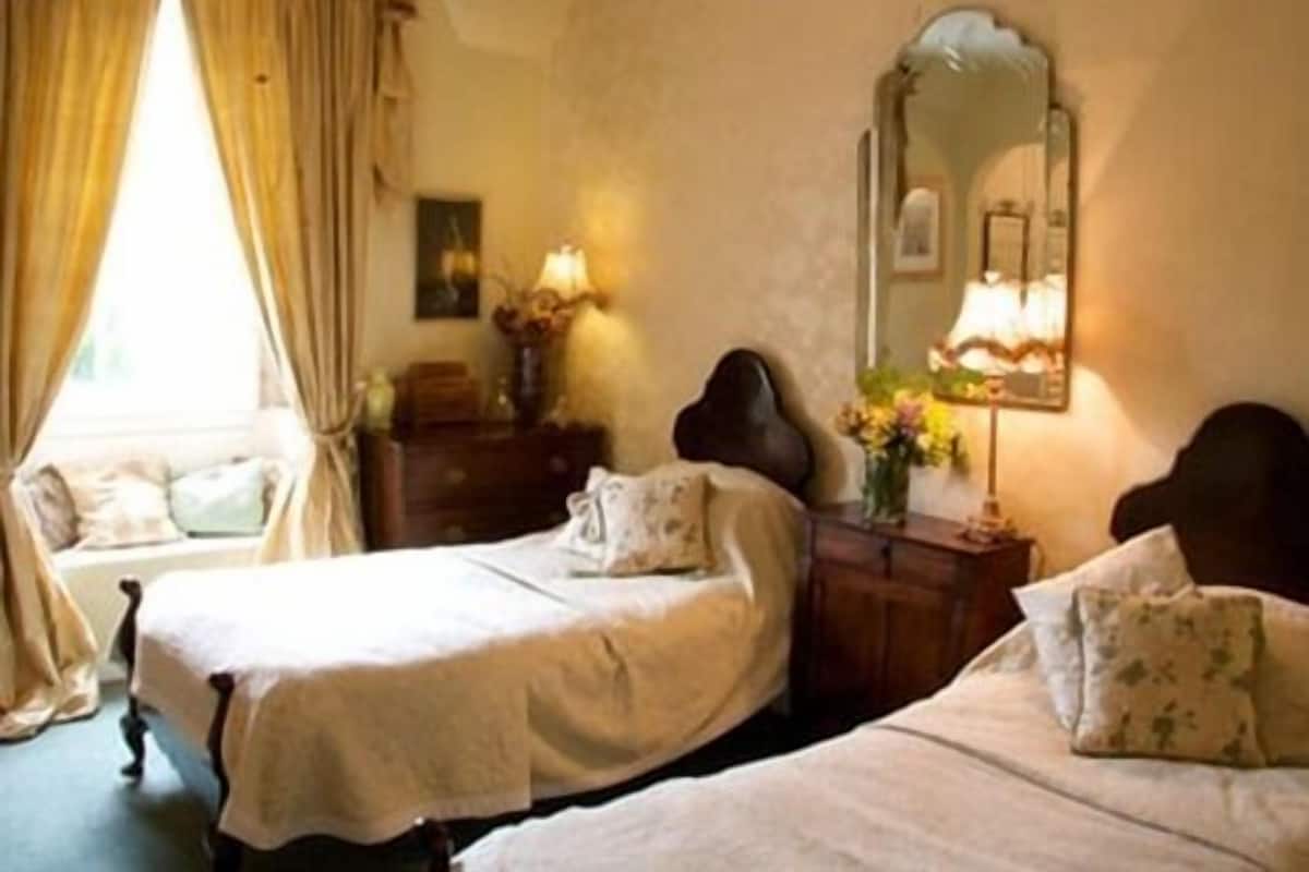 Twin Room, Ensuite (The Fry Room)