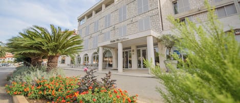 Fachada de la propiedad