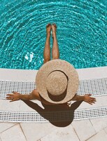 Una piscina al aire libre de temporada, sombrillas