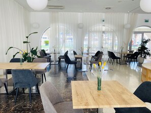 Frokost, lunsj og middag serveres, utsikt mot bassenget