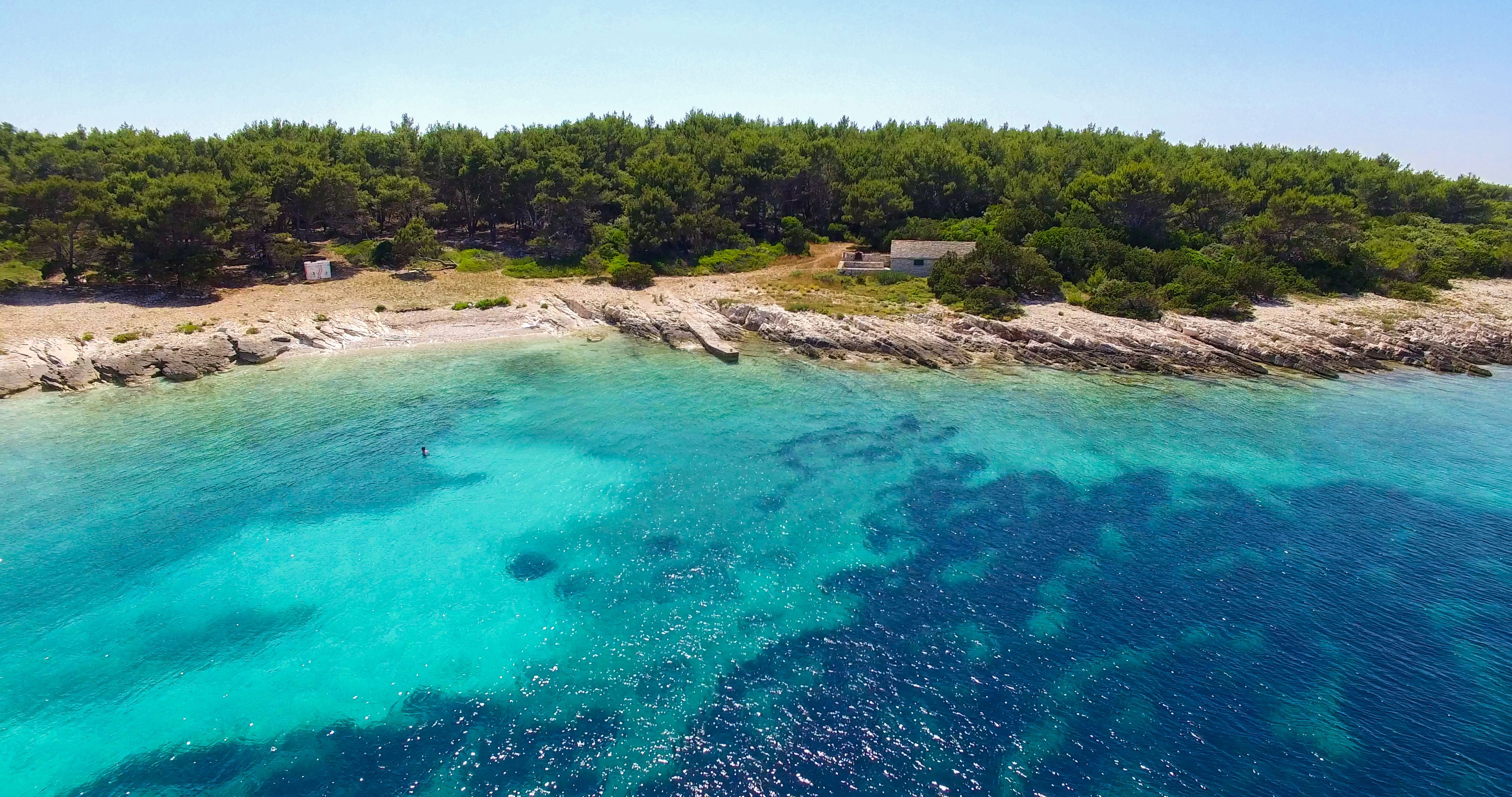 Beach nearby, free beach shuttle, sun-loungers