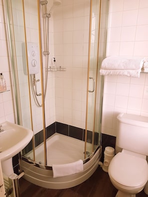 Doppelzimmer (Large 2) | Badezimmer | Dusche, kostenlose Toilettenartikel, Haartrockner, Handtücher