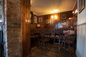 Bar (on property) - The Coach and Horses (Chertsey)