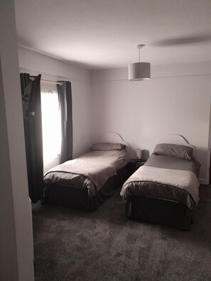 Basic Twin Room, Ensuite (Room 2) - The Coach and Horses (Chertsey)