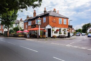 Exterior - The Coach and Horses (Chertsey)