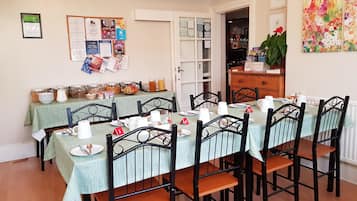 Petit déjeuner et dßner servis sur place